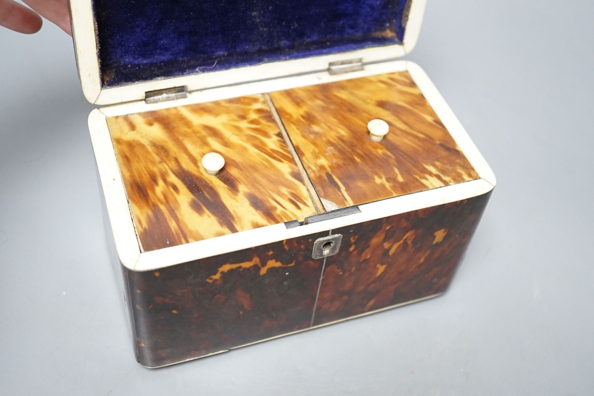 A Georgian tortoiseshell tea caddy, 17cm